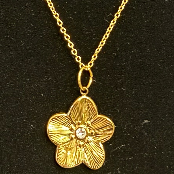 Jewelry - Gold Flower Pendant Necklace